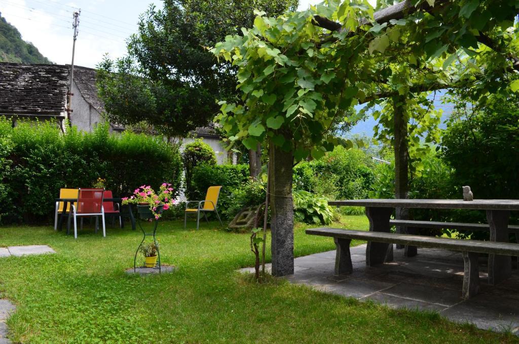 Hotel Garni Maggia Giumaglio Exterior photo